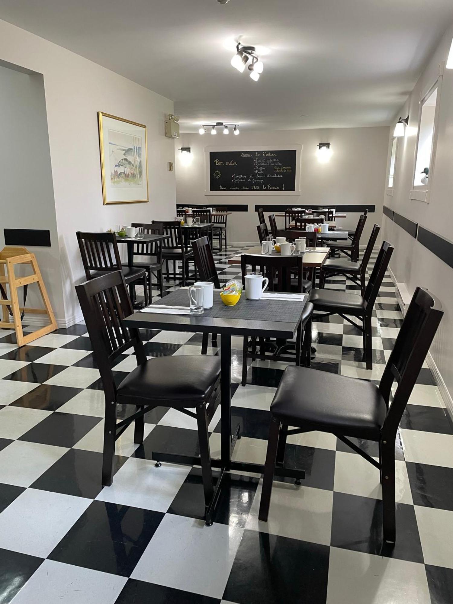 Hotel Le Pionnier Тадуссак Экстерьер фото