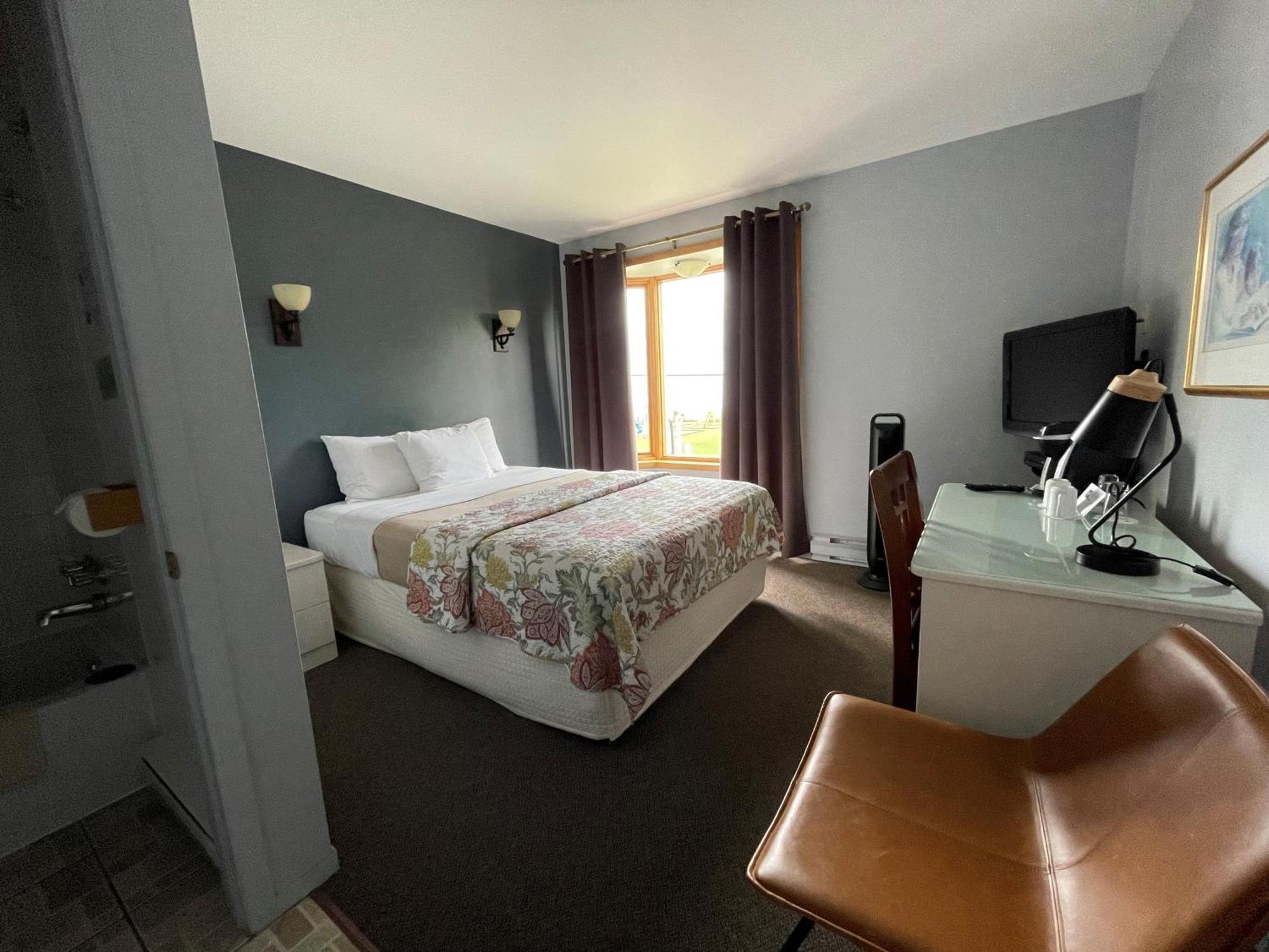 Hotel Le Pionnier Тадуссак Экстерьер фото