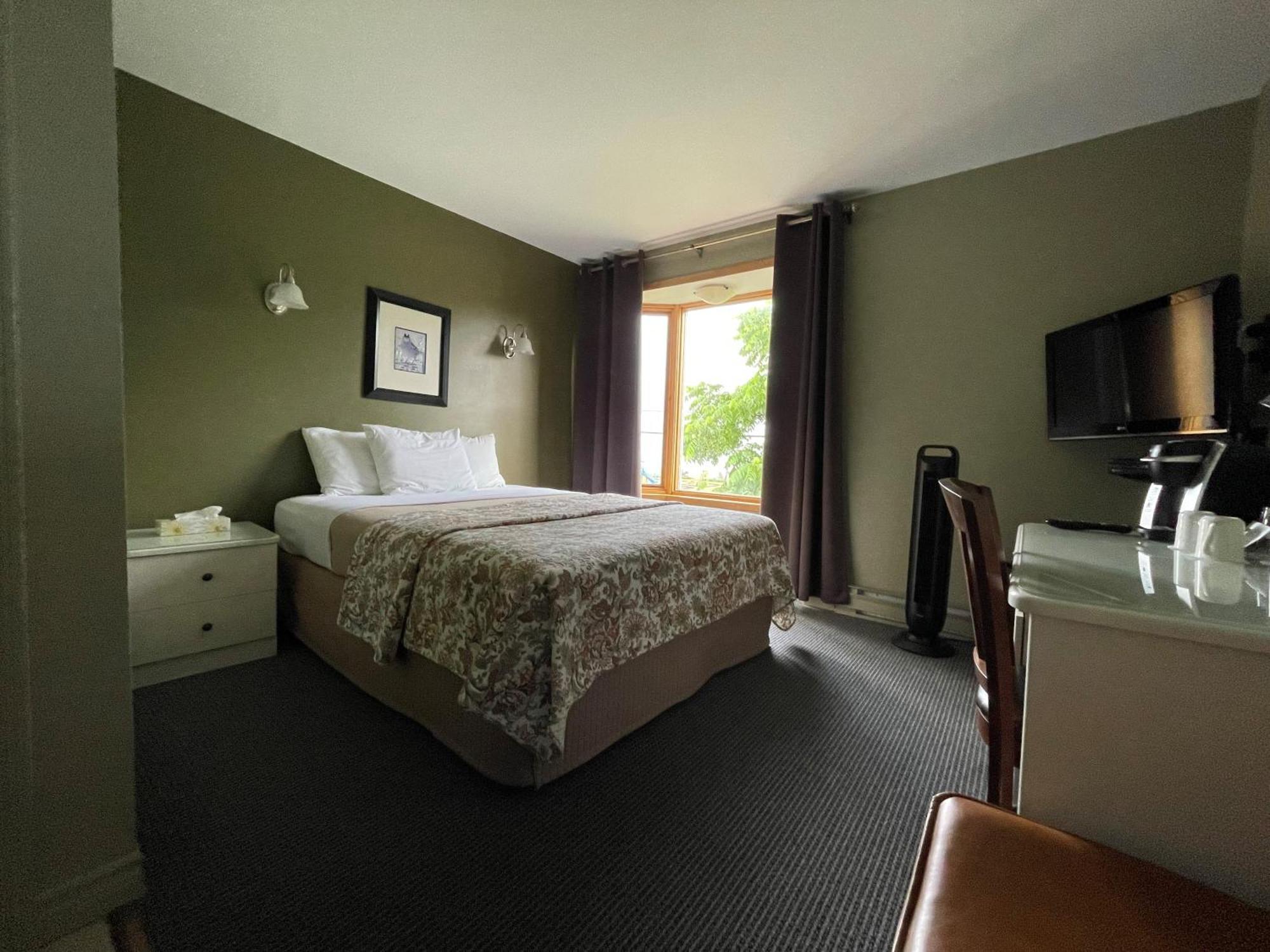 Hotel Le Pionnier Тадуссак Экстерьер фото